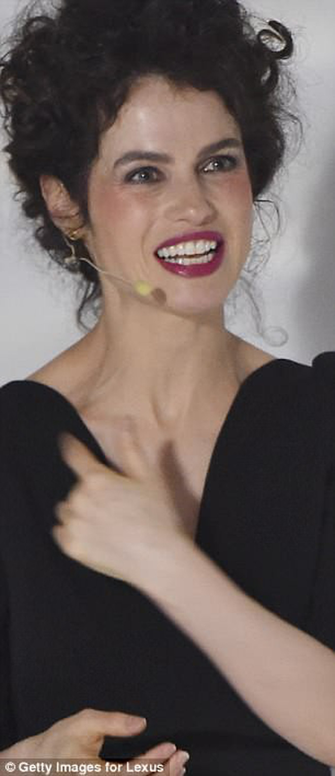 Brad Pitt có chìa khoá nhà của bạn gái mới, thường xuyên qua đêm với nữ giáo sư xinh đẹp