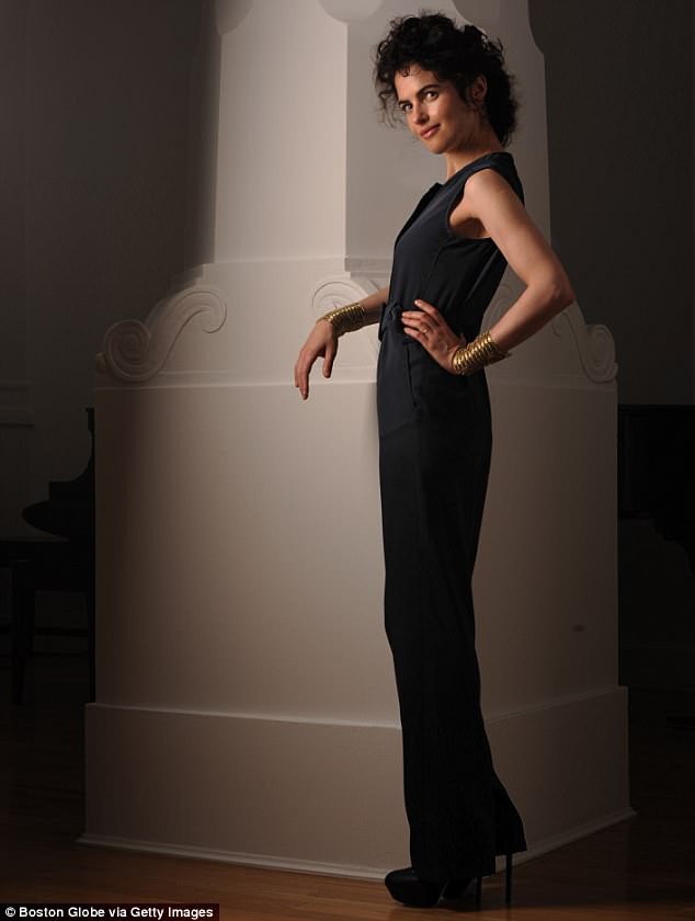 Brad Pitt có chìa khoá nhà của bạn gái mới, thường xuyên qua đêm với nữ giáo sư xinh đẹp