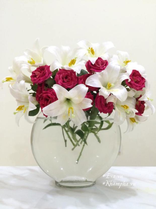 Tháng tư, cắm loa kèn tinh khôi - ngắm nữ hoàng tuyệt đẹp trên bình hoa của mẹ Hà Thành