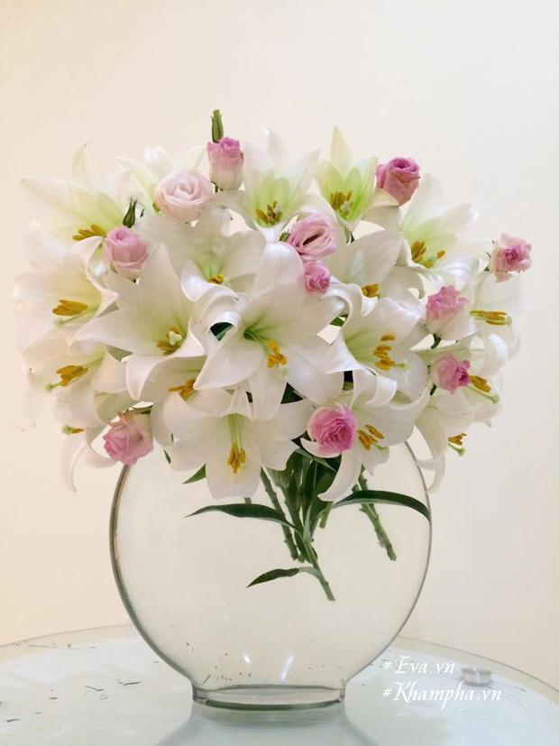 Tháng tư, cắm loa kèn tinh khôi - ngắm nữ hoàng tuyệt đẹp trên bình hoa của mẹ Hà Thành