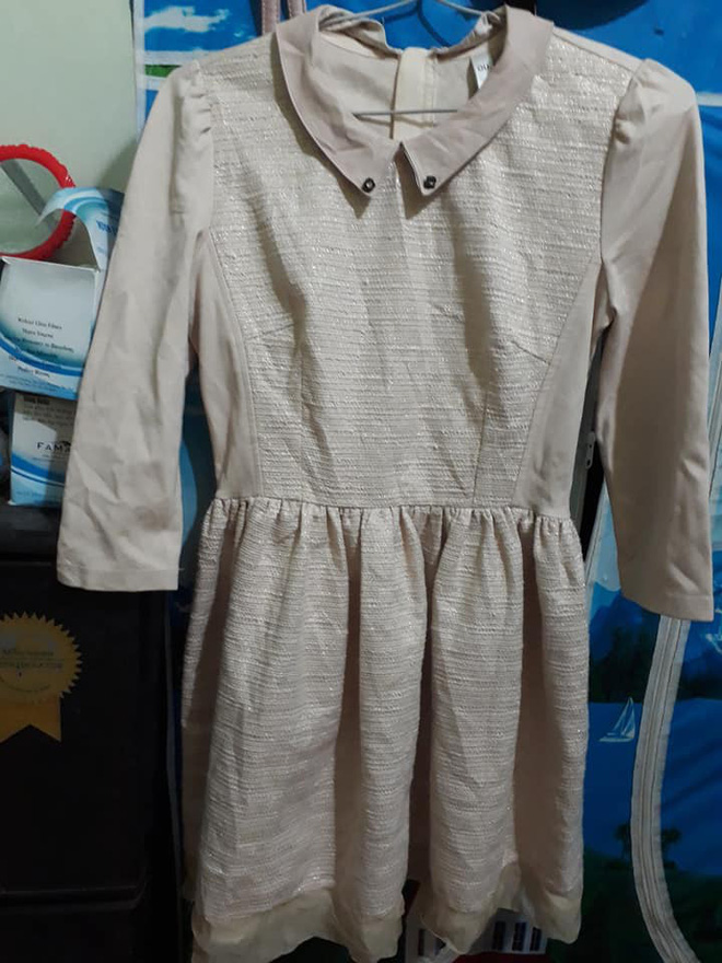 Chồng có tâm xem livestream 4 tiếng đồng hồ để chọn quần áo tặng vợ, nhận được váy si-đa vừa cũ vừa xấu xí