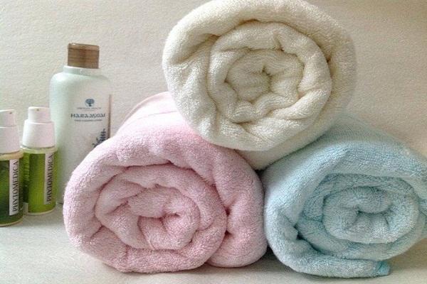 Ai cũng quen tay giặt khăn tắm thế này, bảo sao khăn nhanh thành... giẻ lau, tốn tiền hại da