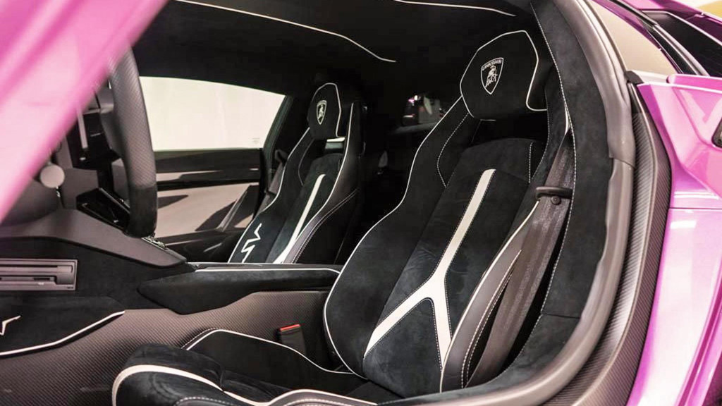 Lamborghini Aventador phiên bản màu tím cực hiếm