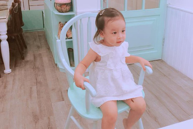 Chưa đầy 2 tuổi mà gái út nhà Lưu Hương Giang - Hồ Hoài Anh đã hát líu lo như thế này đây