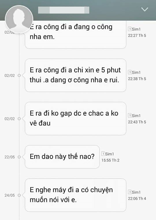 Chia tay 4 năm, cô gái vẫn bị bạn trai cũ bám dai như đỉa, ôm cổng nhà đòi không gặp không về