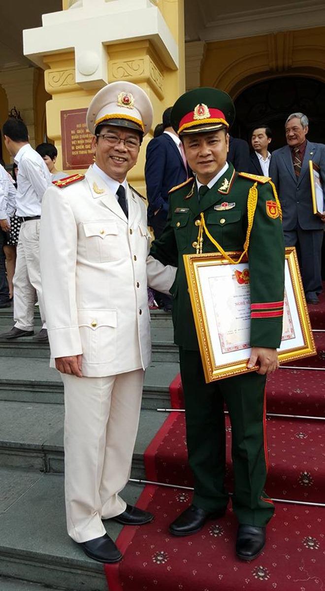 Đi với vợ kém 20 tuổi, NSND Trần Nhượng bị nghi cặp bồ