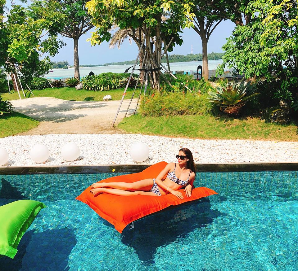 Chưa tới hè, Phạm Hương đã mặc bikini nóng rẫy đốt mọi ánh nhìn