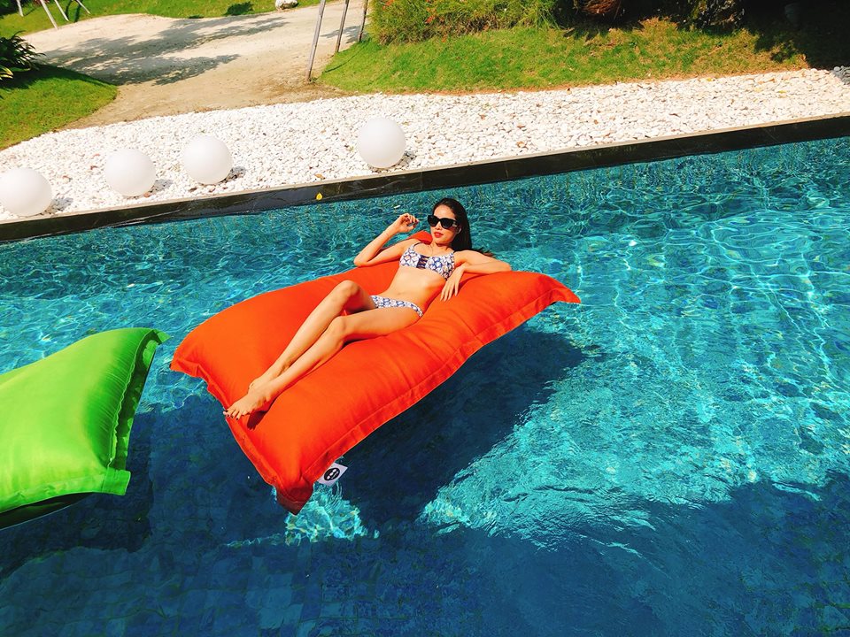 Chưa tới hè, Phạm Hương đã mặc bikini nóng rẫy đốt mọi ánh nhìn