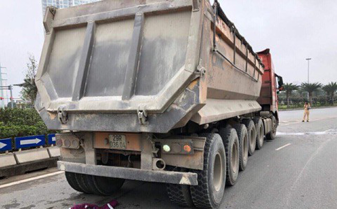 Xe tải cuốn xe máy vào gầm, kéo lê hàng trăm mét trên phố Hà Nội Xe tải cuốn xe máy vào gầm, kéo lê hàng trăm mét trên phố Hà Nội