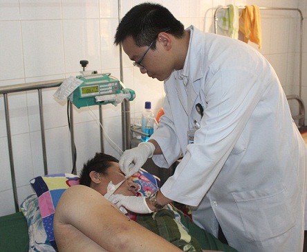 Một thanh niên bị cướp cứa cổ, cắt đứt dây chuyền vàng