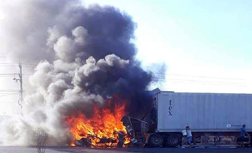 Xe container cháy ngùn ngụt trên quốc lộ