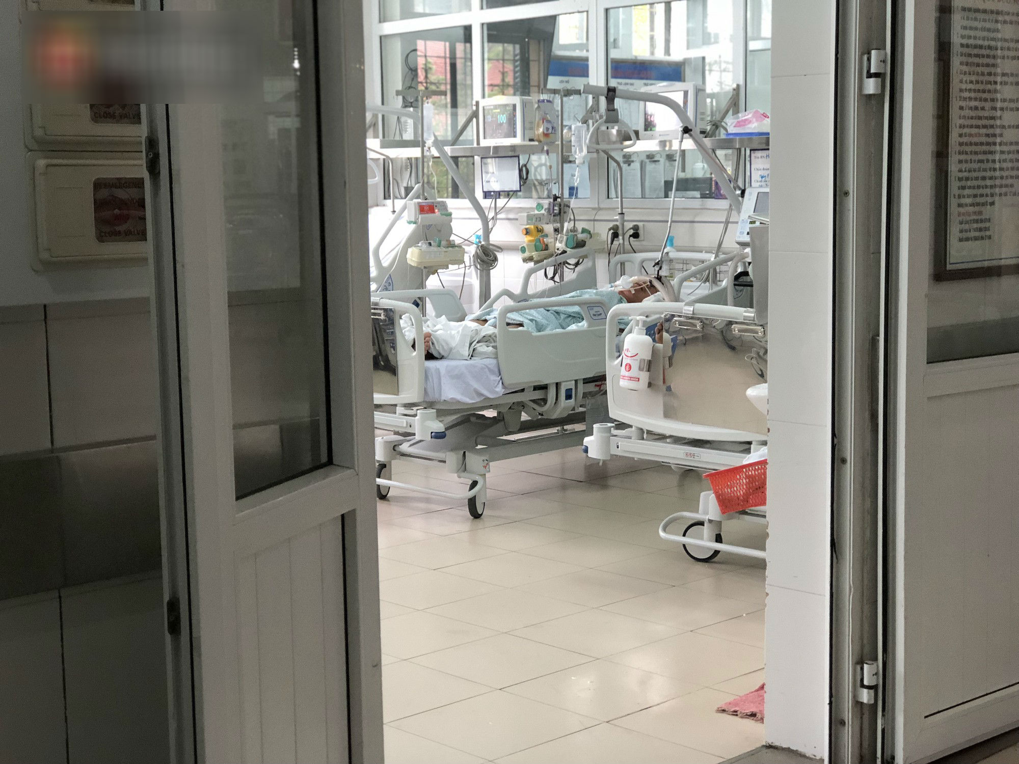 Người thân đến bệnh viện xác nhận danh tính nạn nhân bị kéo lê hàng trăm mét trên đường phố Hà Nội