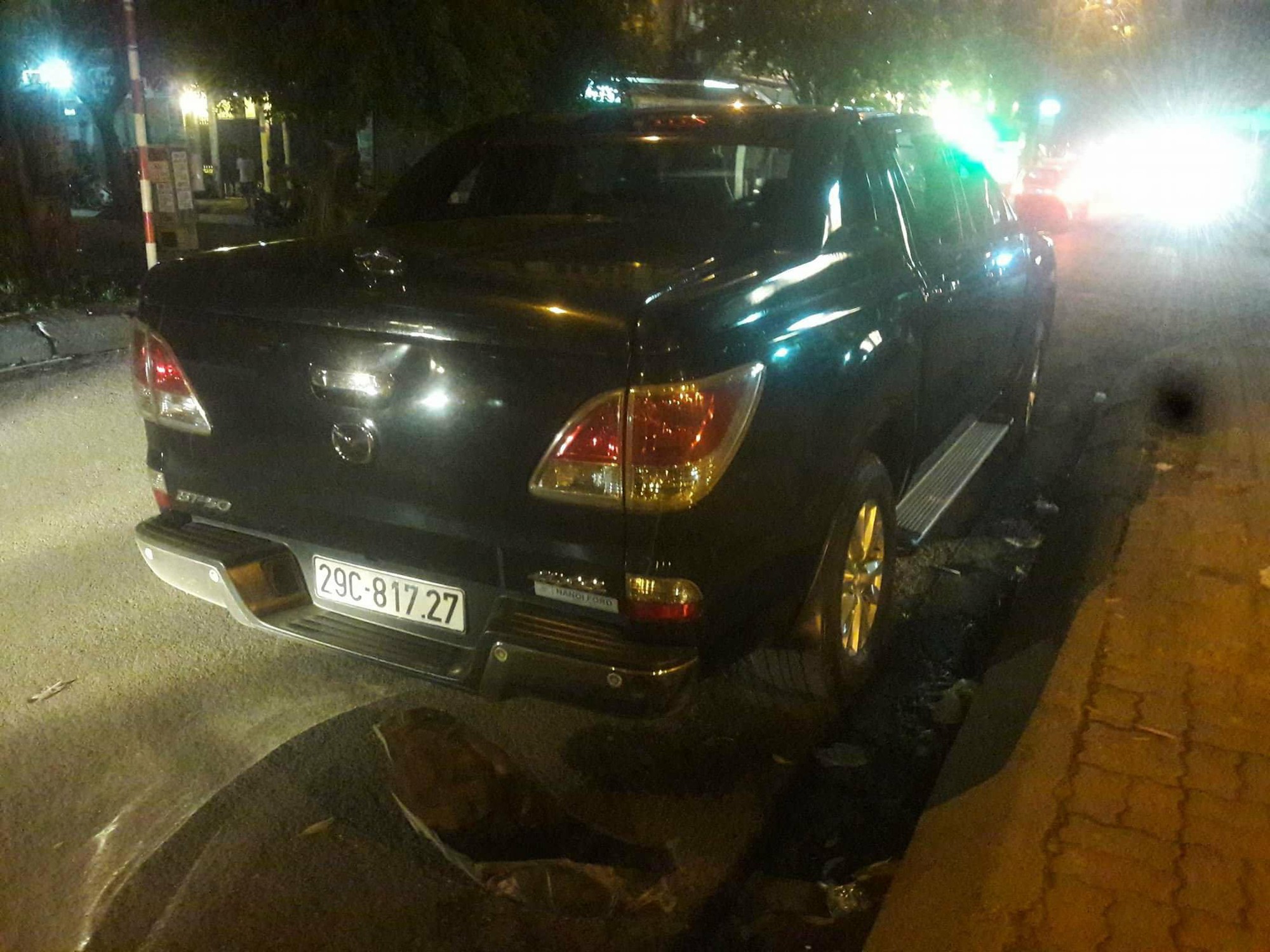 Hà Nội: Nhẫn tâm kéo lê nạn nhân hàng trăm mét trên đường sau va chạm, tài xế xe bán tải bị người dân đuổi đánh trong đêm