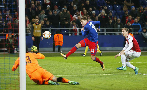 Arsenal suýt đi theo vết xe đổ của Barca