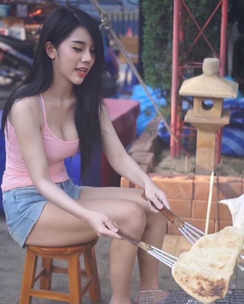 Bán bánh nướng cũng nổi tiếng vì quá xinh đẹp, nóng bỏng Bán bánh nướng cũng nổi tiếng vì quá xinh đẹp, nóng bỏng