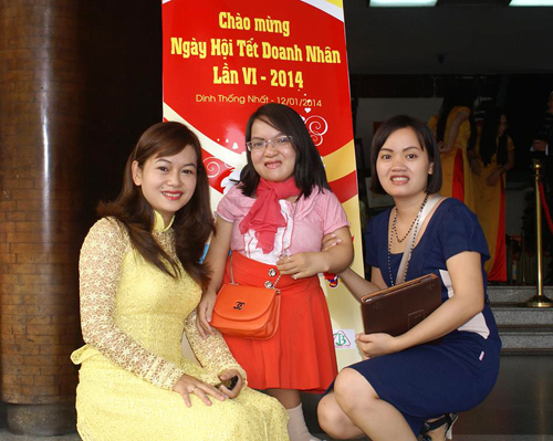 Cô gái cao 93cm kiếm 100 triệu mỗi tháng