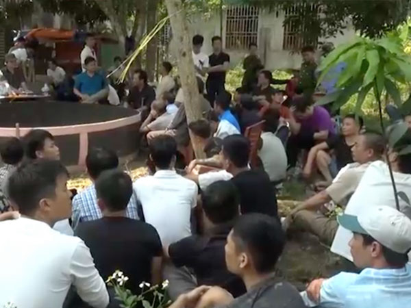 80 cảnh sát đột kích sới đá gà khủng, bắt 52 đối tượng