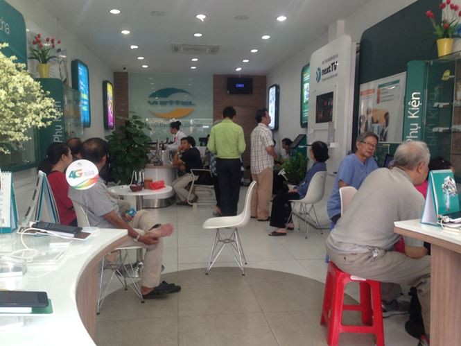 Người dân nháo nhác đăng ký thông tin vì sợ khóa SIM