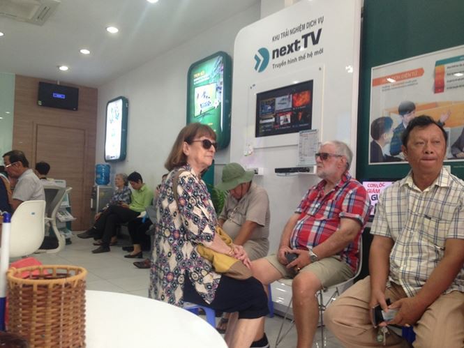 Người dân nháo nhác đăng ký thông tin vì sợ khóa SIM