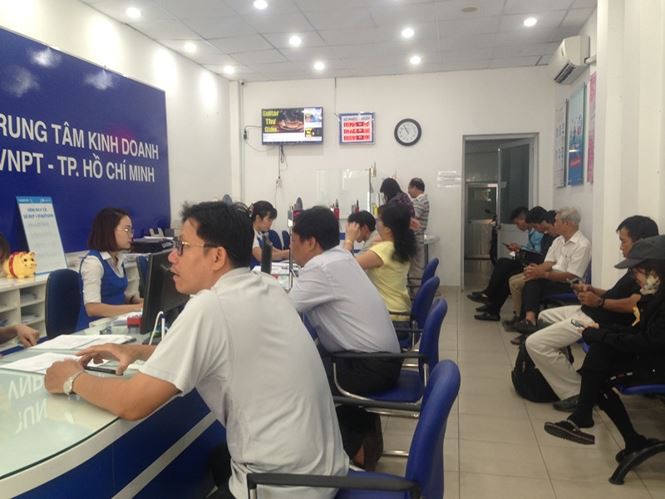 Người dân nháo nhác đăng ký thông tin vì sợ khóa SIM