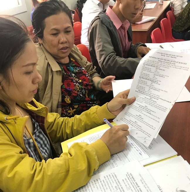 Đất quận 9 lại sốt, phòng đăng ký thủ tục mua bán dày đặc người