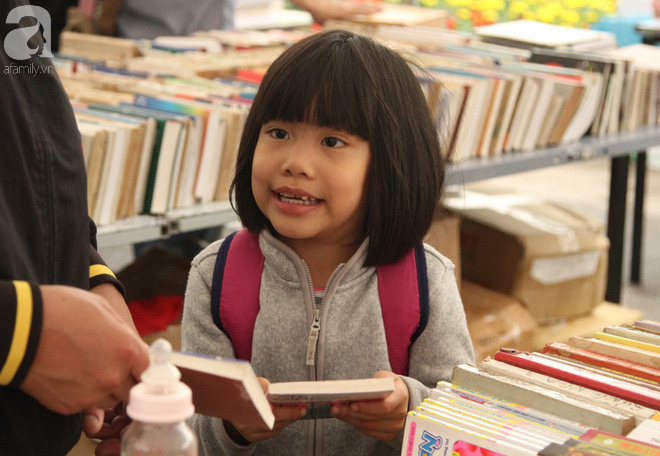 Người Hà Nội hào hứng kéo đến mua sách giảm giá mạnh, chỉ từ 5.000 đồng tại lễ hội sách Mùa hạ