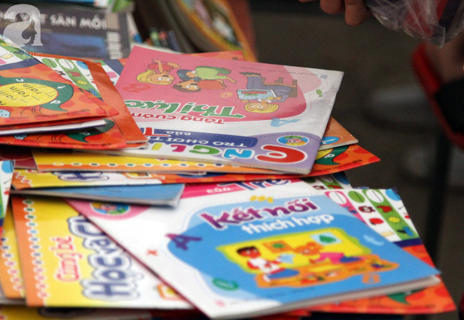 Người Hà Nội hào hứng kéo đến mua sách giảm giá mạnh, chỉ từ 5.000 đồng tại lễ hội sách Mùa hạ