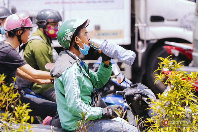 Chùm ảnh: Sài Gòn bước vào đợt nắng nóng đổ lửa, những ninja xuống phố