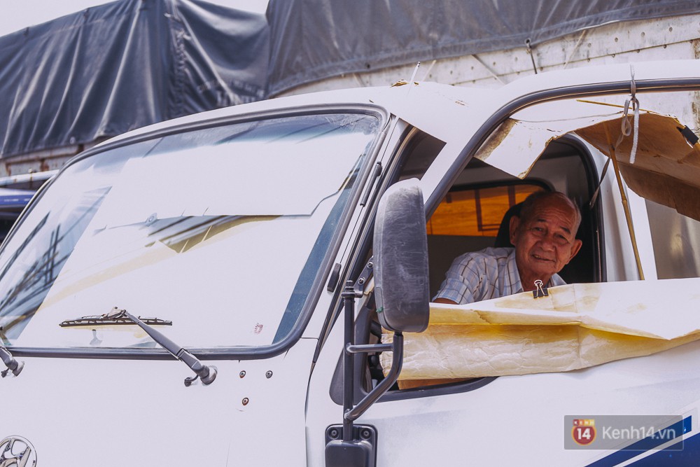 Chùm ảnh: Sài Gòn bước vào đợt nắng nóng đổ lửa, những ninja xuống phố