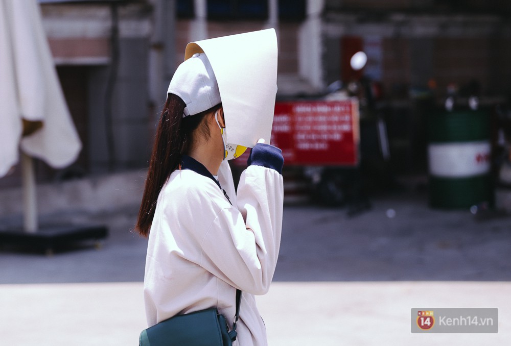 Chùm ảnh: Sài Gòn bước vào đợt nắng nóng đổ lửa, những ninja xuống phố