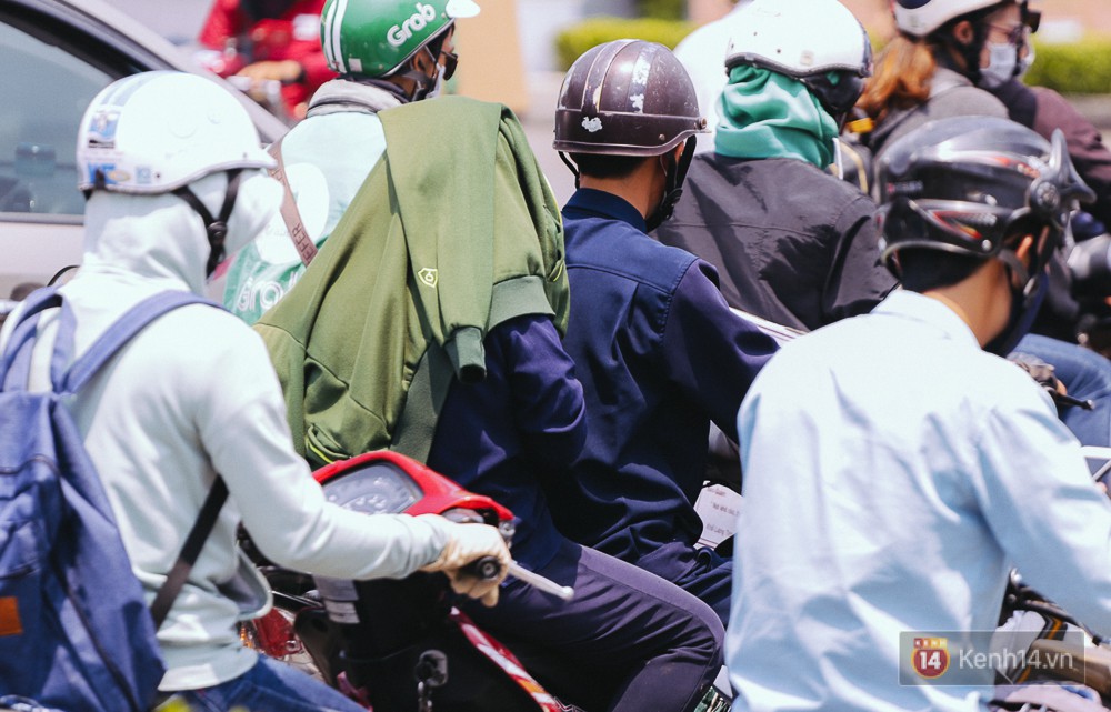 Chùm ảnh: Sài Gòn bước vào đợt nắng nóng đổ lửa, những ninja xuống phố
