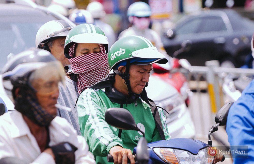 Chùm ảnh: Sài Gòn bước vào đợt nắng nóng đổ lửa, những ninja xuống phố