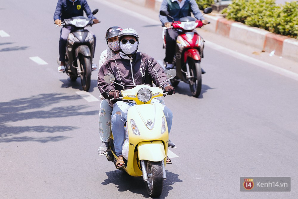 Chùm ảnh: Sài Gòn bước vào đợt nắng nóng đổ lửa, những ninja xuống phố