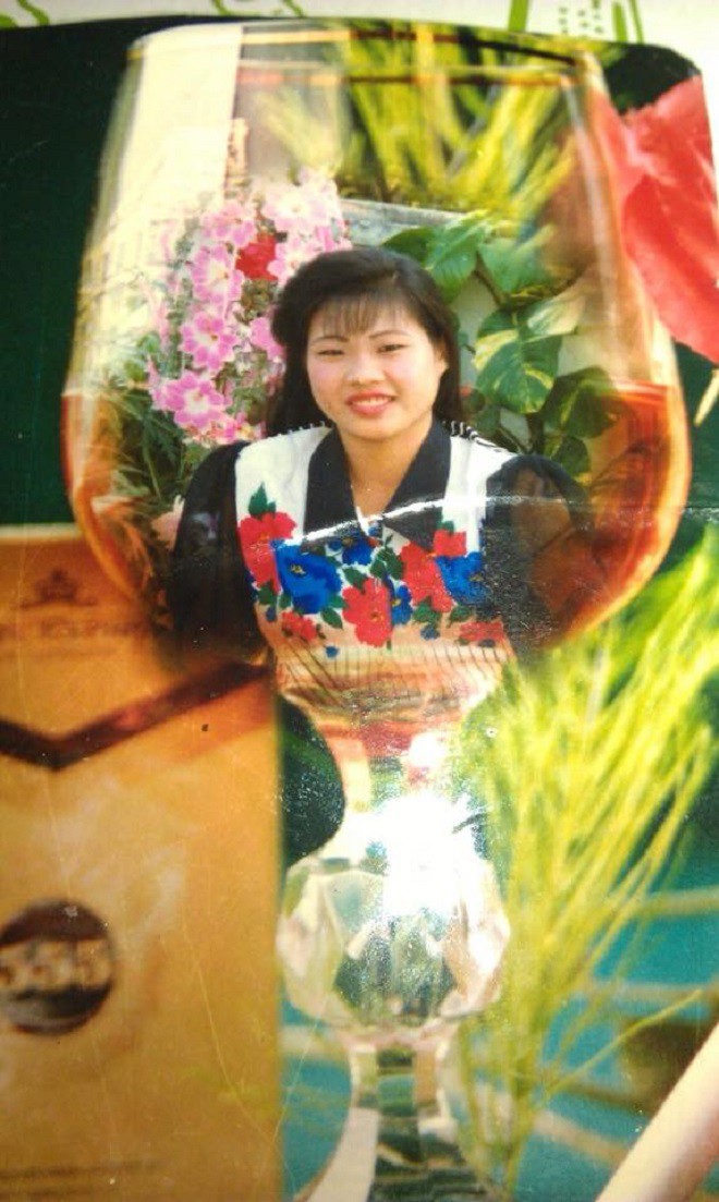 Ngắm ảnh cưới đã ố màu của bố mẹ mới thấy khi xưa xuân sắc mẹ mình cũng từng xinh đẹp biết bao