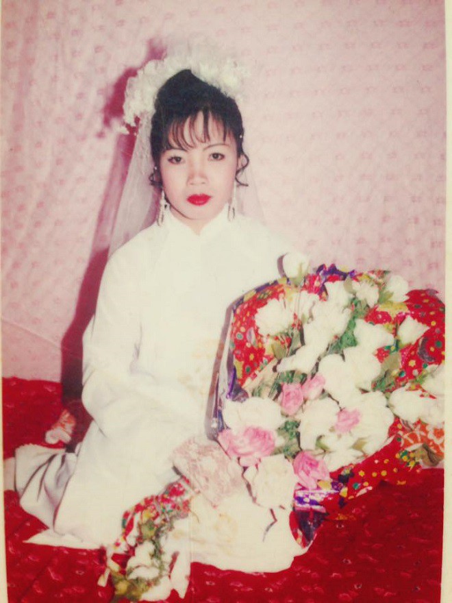 Ngắm ảnh cưới đã ố màu của bố mẹ mới thấy khi xưa xuân sắc mẹ mình cũng từng xinh đẹp biết bao