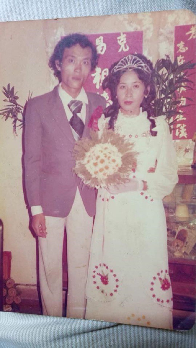 Ngắm ảnh cưới đã ố màu của bố mẹ mới thấy khi xưa xuân sắc mẹ mình cũng từng xinh đẹp biết bao