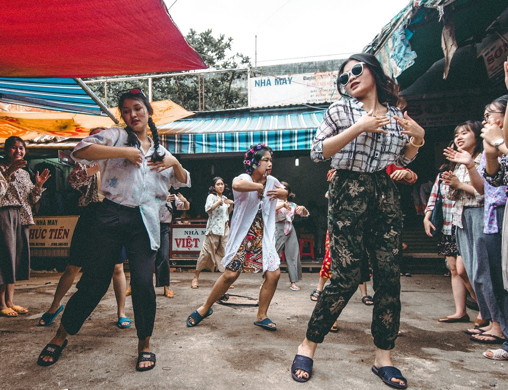 Ảnh kỷ yếu Bụi đời xóm chợ tinh nghịch của học sinh Đắk Lắk