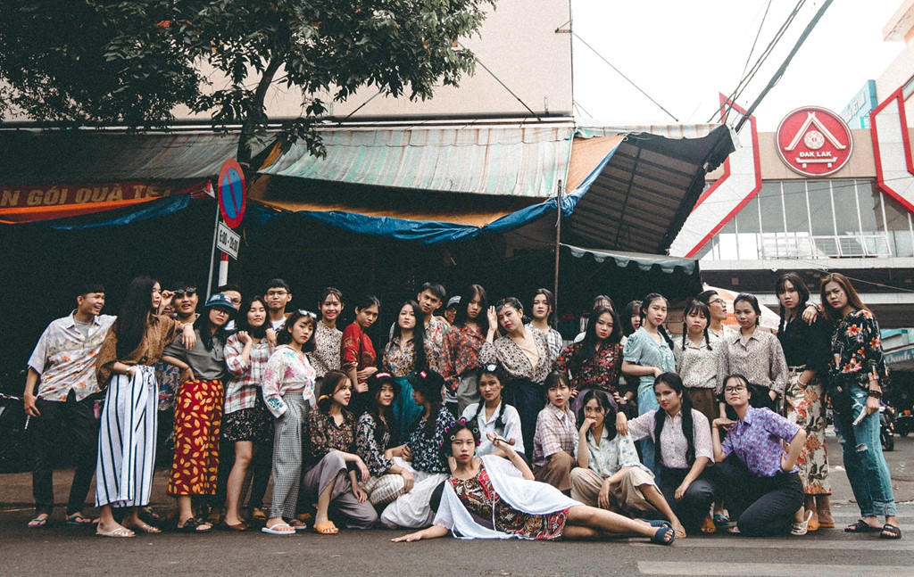 Ảnh kỷ yếu Bụi đời xóm chợ tinh nghịch của học sinh Đắk Lắk