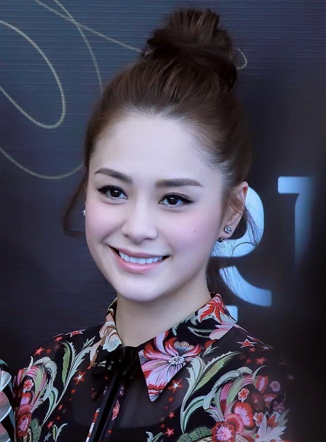 Sau 10 năm lận đận, Chung Hân Đồng cuối cùng cũng được lên xe hoa vào tháng 5