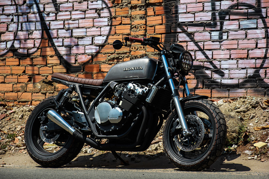 Honda CB400SF 15 tuổi lột xác với phong cách tracker tại Sài Gòn