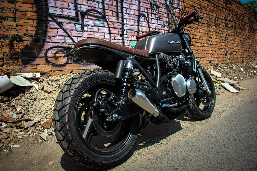 Honda CB400SF 15 tuổi lột xác với phong cách tracker tại Sài Gòn