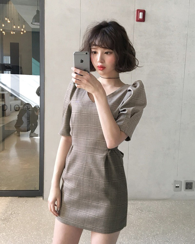 Trong loạt kiểu váy kẻ đang hot dịp đầu hè 2018, váy sơ mi vẫn là món đồ dễ mặc và luôn đẹp Trong loạt kiểu váy kẻ đang hot dịp đầu hè 2018, váy sơ mi vẫn là món đồ dễ mặc và luôn đẹp