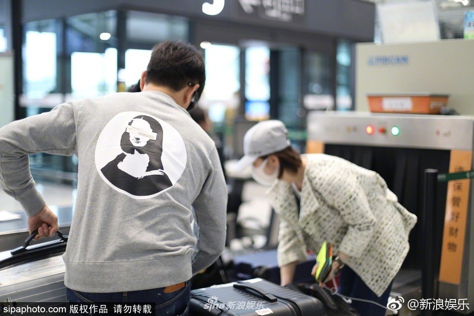 Lưu Thi Thi - Ngô Kỳ Long xuất hiện giữa scandal ly hôn vì ngoại tình, ngọt ngào bên nhau như thuở ban đầu