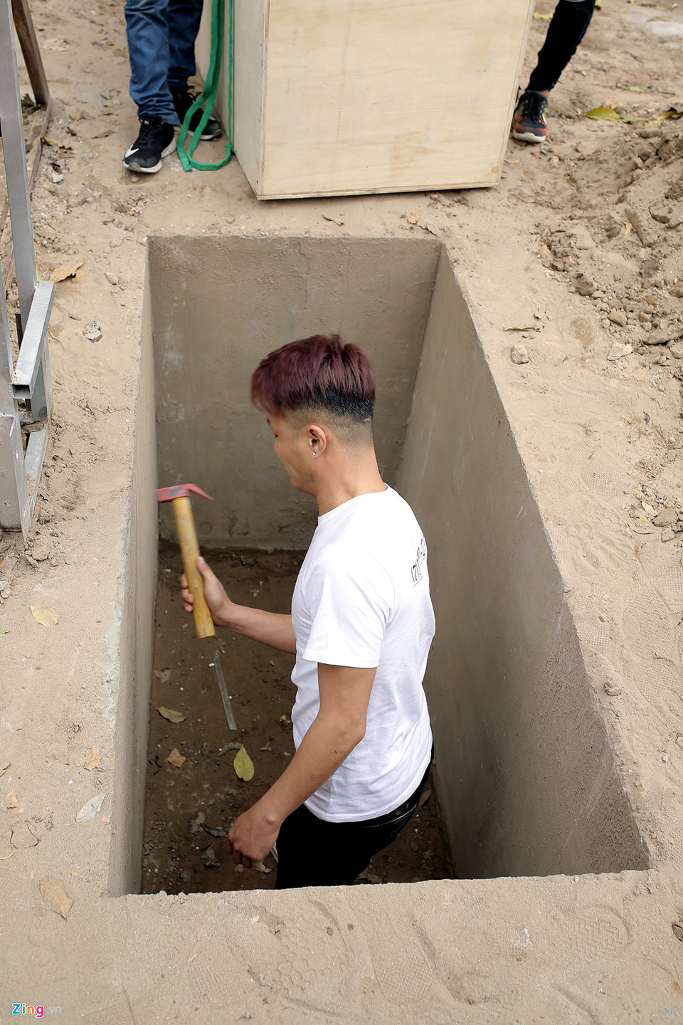 Ảo thuật gia đường phố thoát khỏi quan tài chôn dưới đất trong ít giây