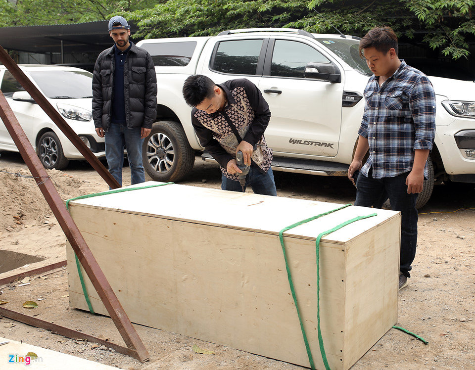 Ảo thuật gia đường phố thoát khỏi quan tài chôn dưới đất trong ít giây