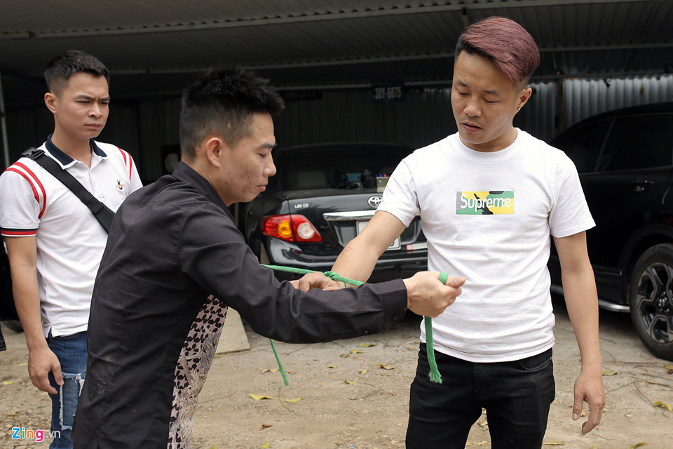 Ảo thuật gia đường phố thoát khỏi quan tài chôn dưới đất trong ít giây