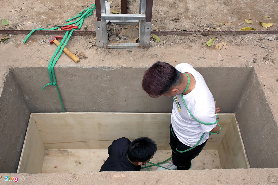 Ảo thuật gia đường phố thoát khỏi quan tài chôn dưới đất trong ít giây