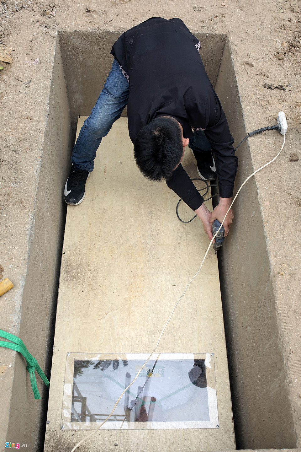 Ảo thuật gia đường phố thoát khỏi quan tài chôn dưới đất trong ít giây