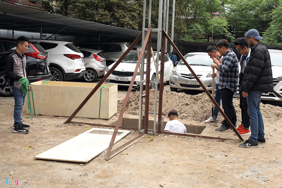 Ảo thuật gia đường phố thoát khỏi quan tài chôn dưới đất trong ít giây