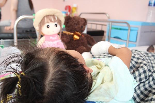 Sau 1 cơn sốt ban đêm, mẹ hoảng sợ thấy chân tay con gái 3 tuổi tím đen, hoại tử